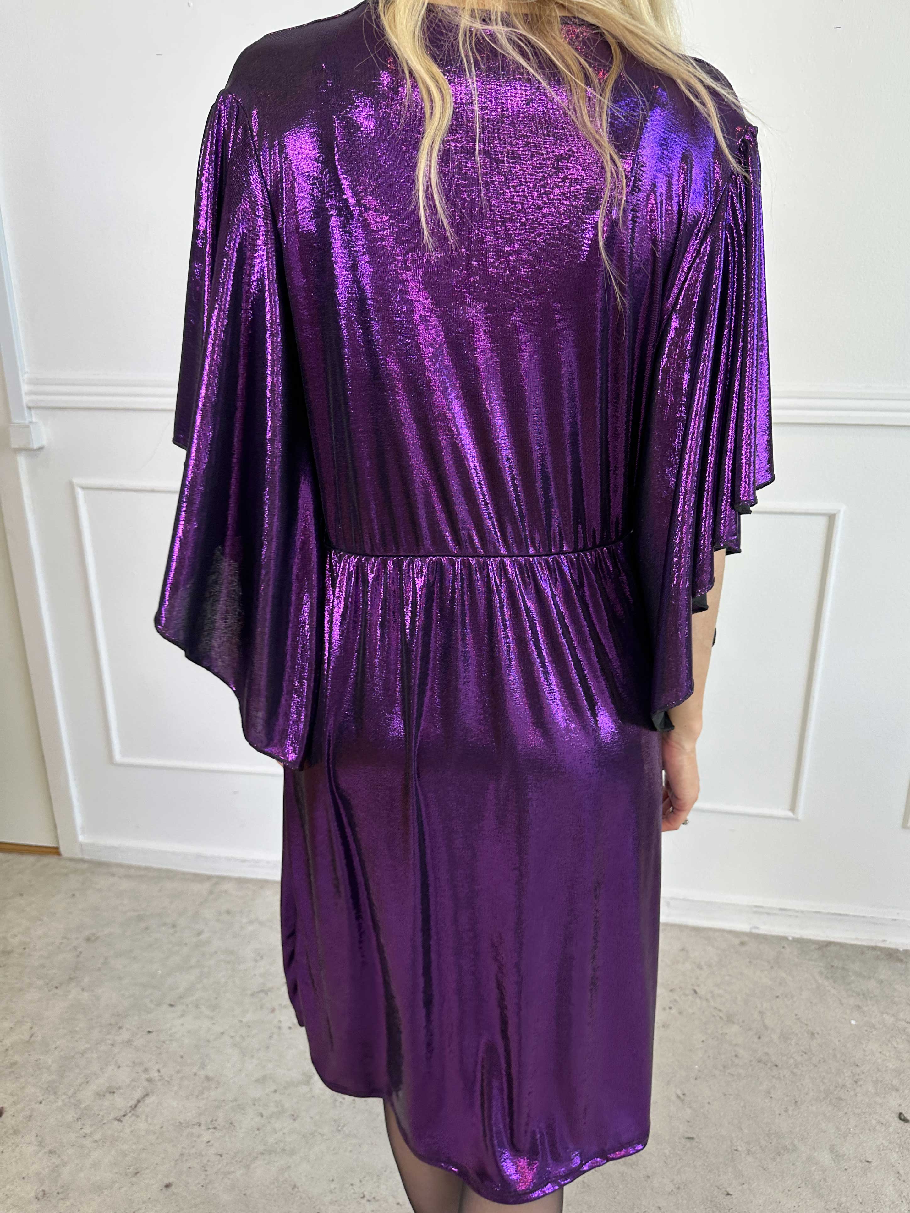 Safi - Elegant klänning i glansigt material med söta ärmar